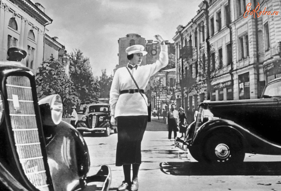 Киев - Київ. Регулювальниця на Хрищатику.