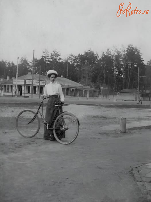 Киев - Київ. Святошин. Даа з велосипедом.