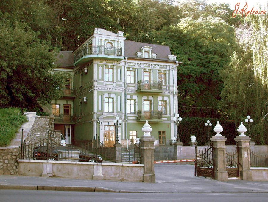 Киев - Київ. Вул.Сагайдачного. Триповерхова будівля в садибі архітектора Миколи Казанського.