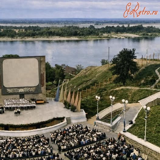 Киев - Київ.  Зелений Театр на схилах  Дніпра.