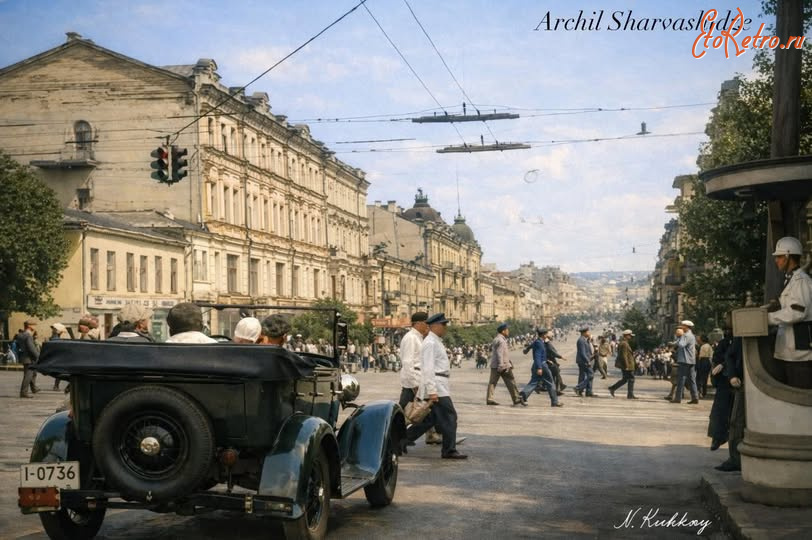 Киев - Київ.  По Хрещатику їздили на кабреолетах.