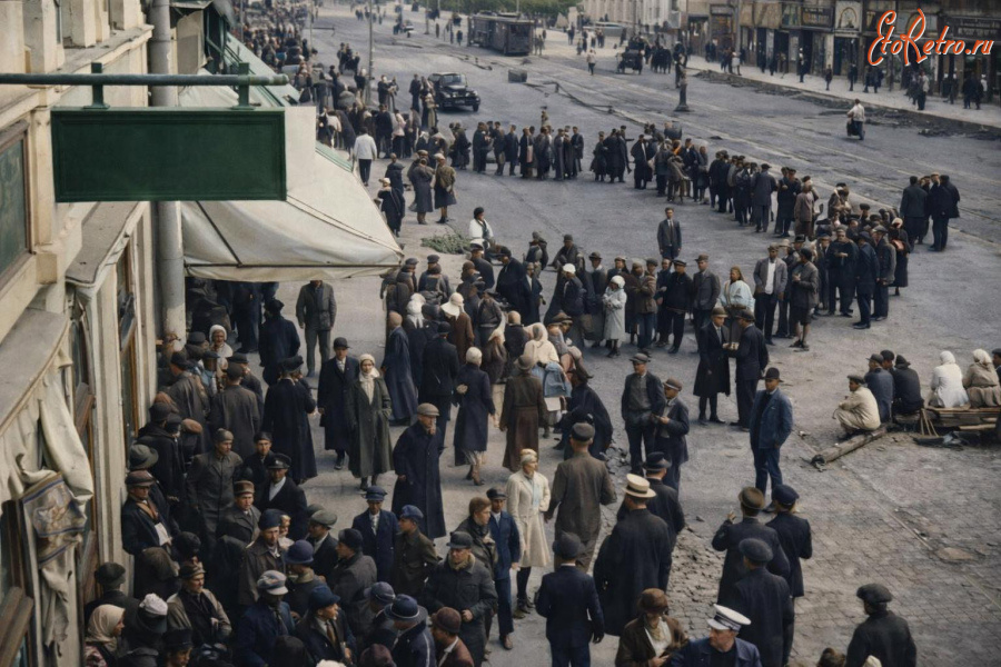 Киев - Київ.  Черга за горілкою біля магазину 