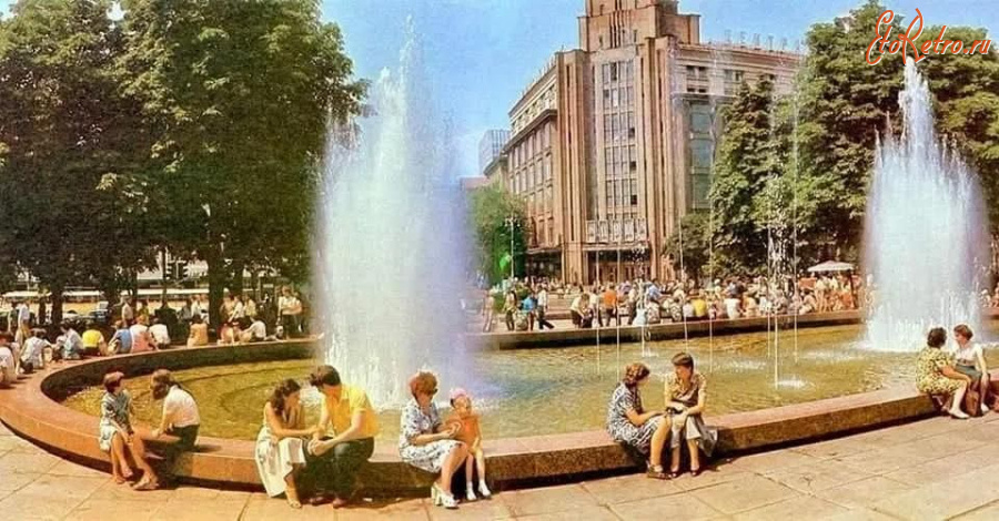 Киев - Київ.  Фонтани біля кафе 