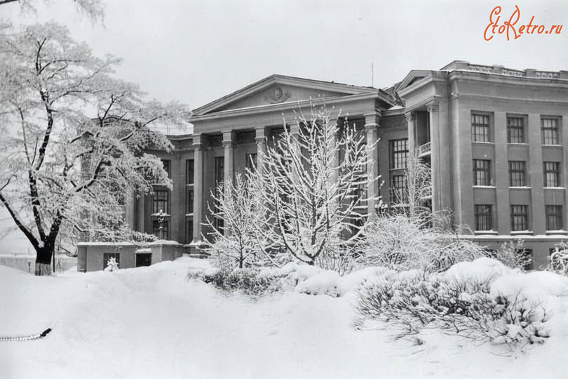 Киев - Київ.  Історичний музей в засніженому Києві.