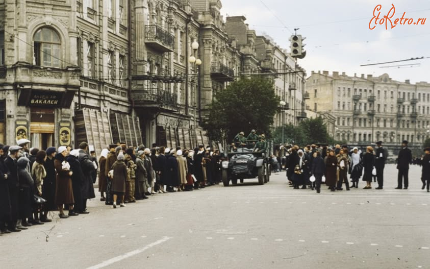 Киев - Київ. Бессарабська площа. Перші німецькі машини на Хрещатику.