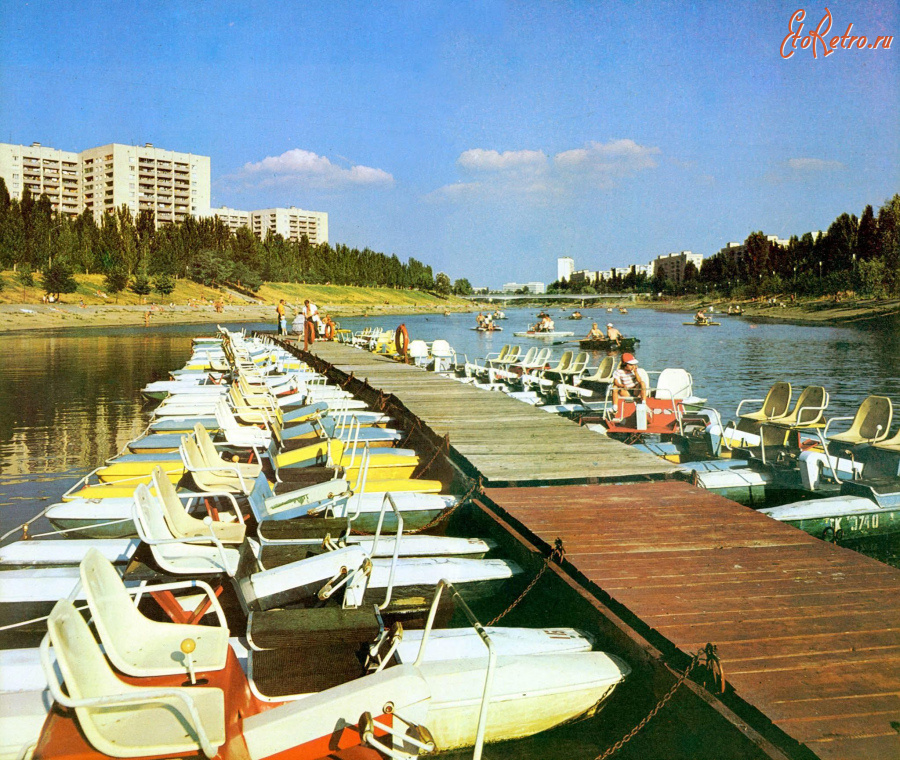 Киев - Київ.  Русанівка.  Водні велосипеди.