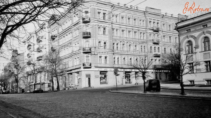 Киев - Київ. Вул.Богдана Хмельницького. Будинок з відомим гастрономом внизу.