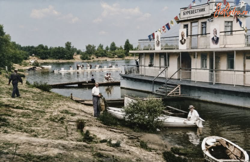 Киев - Київ.  Труханів остров. Причал 