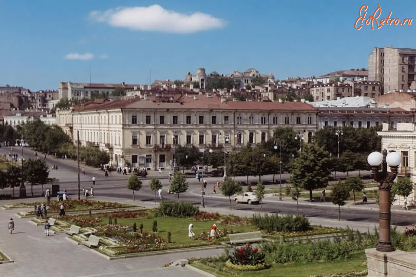 Киев - Київ. Квіткові клумби на площі Калініна.