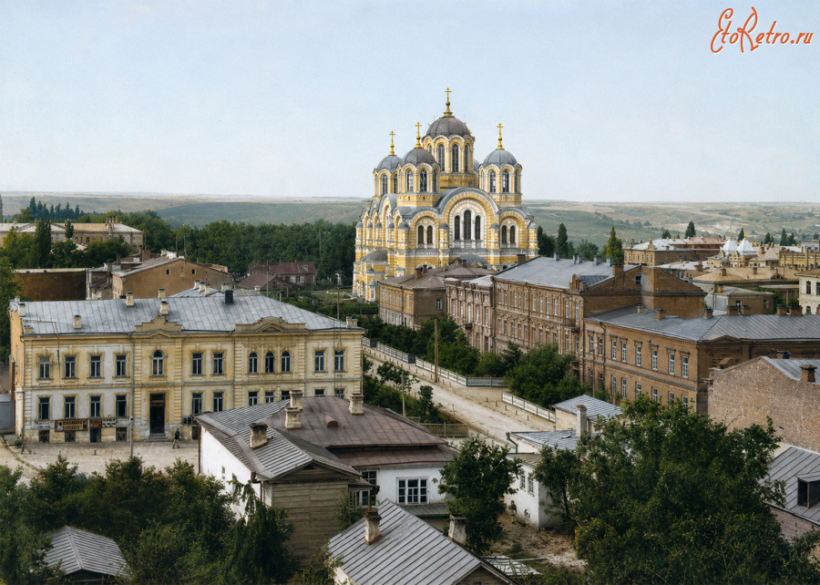 Киев - Киїі.  Вид на Володиммирський собор та вулицю Леонтовича.