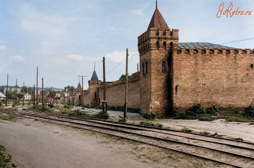 Киев - Київ.  Залишки оборонної стіни та тіру 1840-1860-х років.