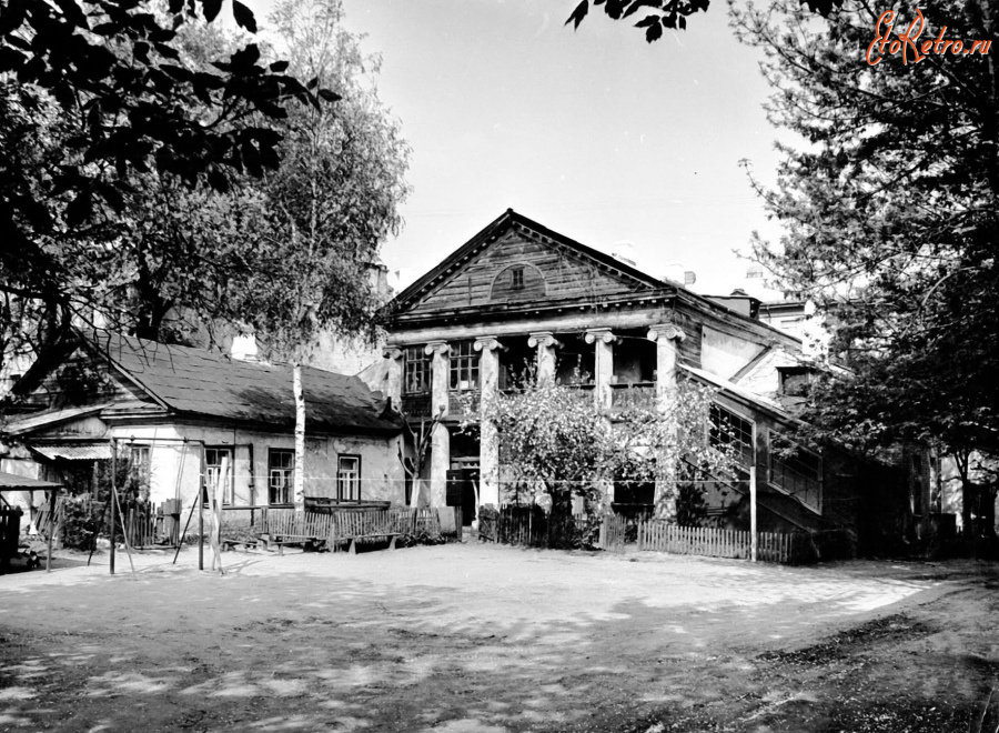 Киев - Київ.  Вул.Князів Острозьких. Будинок Української діаспори.
