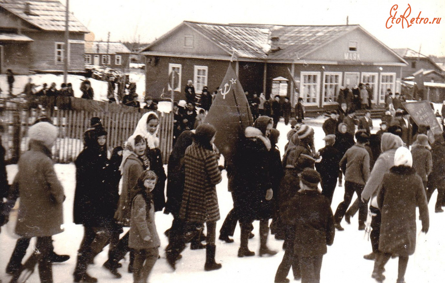 Архангельская область - Поселок Новолавела, Архангельская область. Демонстрация 7 ноября.