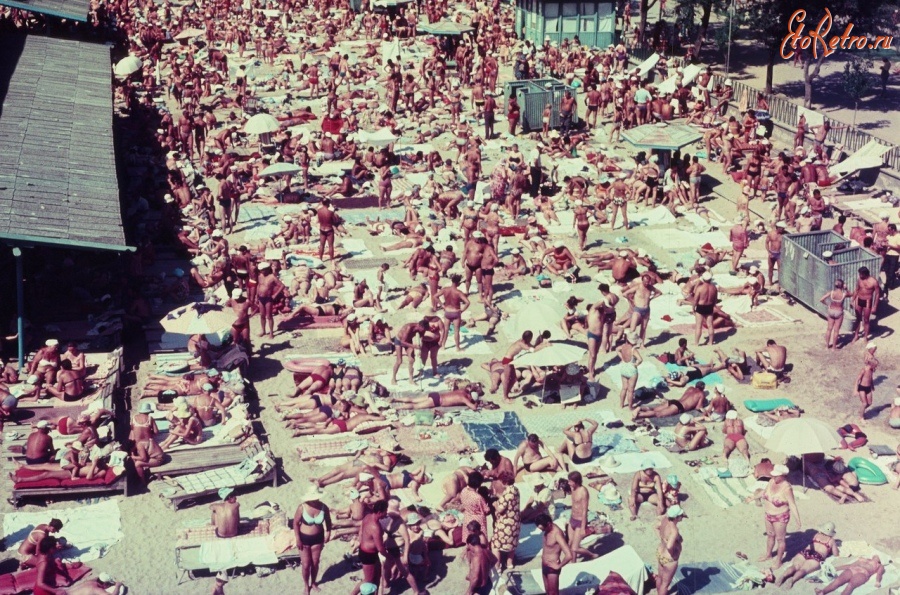 Евпатория - Отдыхающие на пляже в Евпатории, Крым, 1974 год