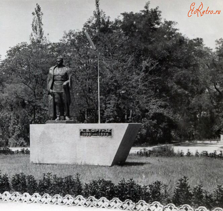 Евпатория - Парк им. Фрунзе. Памятник М.В. Фрунзе.