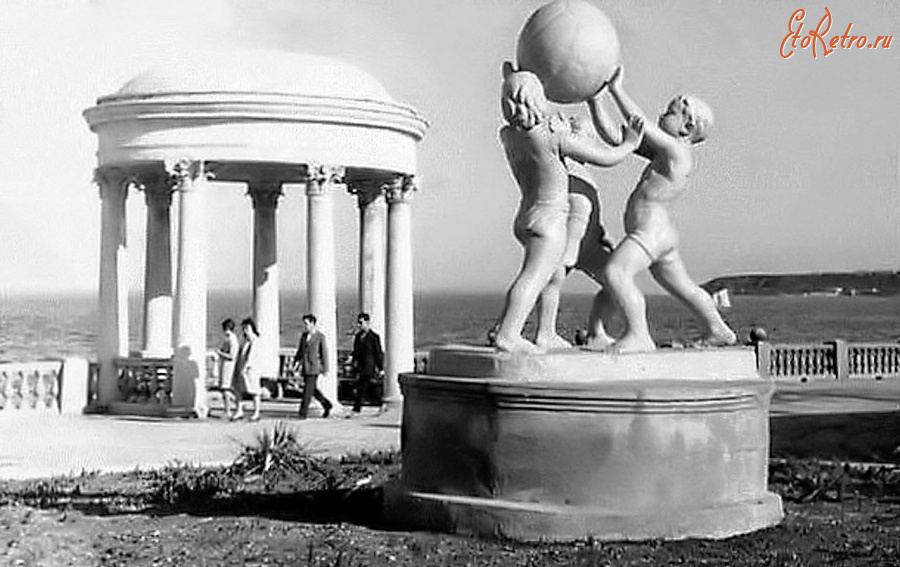 Керчь - Ротонда и скульптурная композиция 