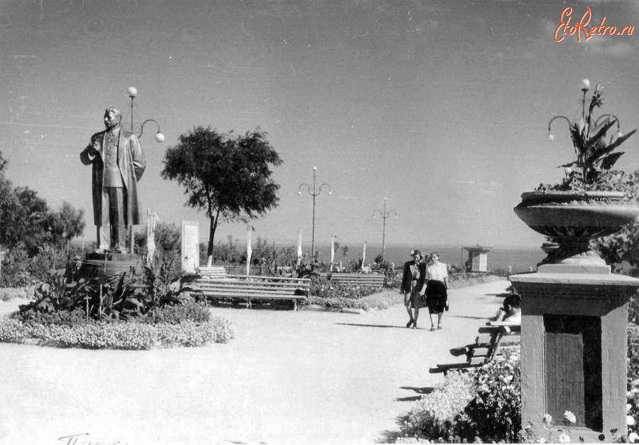 Керчь - Центральная аллея парка культуры и отдыха в Аршинцево. Памятник И. В. Сталину.