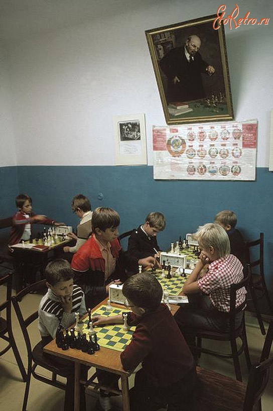 Ялта - Ялта. Портрет Ленина в шахматном клубе для детей. 1988 год. (Bruno Barbey)