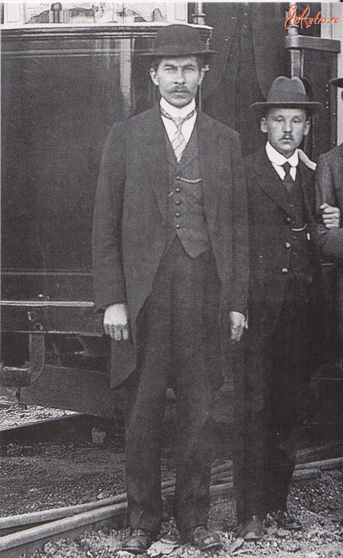 Архангельск - Константин Гаврилович Репин (слева), ответственный инженер, создатель архангельского трамвая. 1916 год.