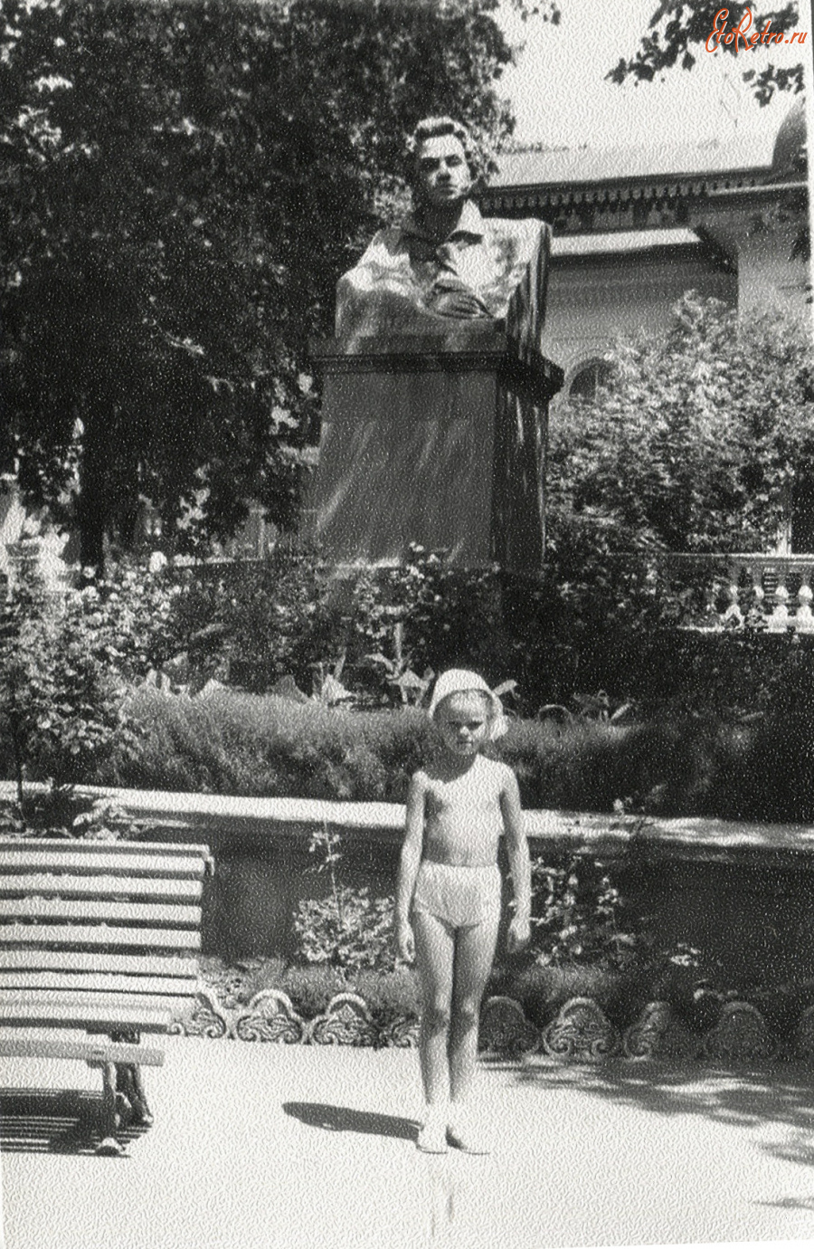 Гурзуф - Санаторий «Гурзуфский». Бюст А. С. Пушкина у ресторана-столовой.