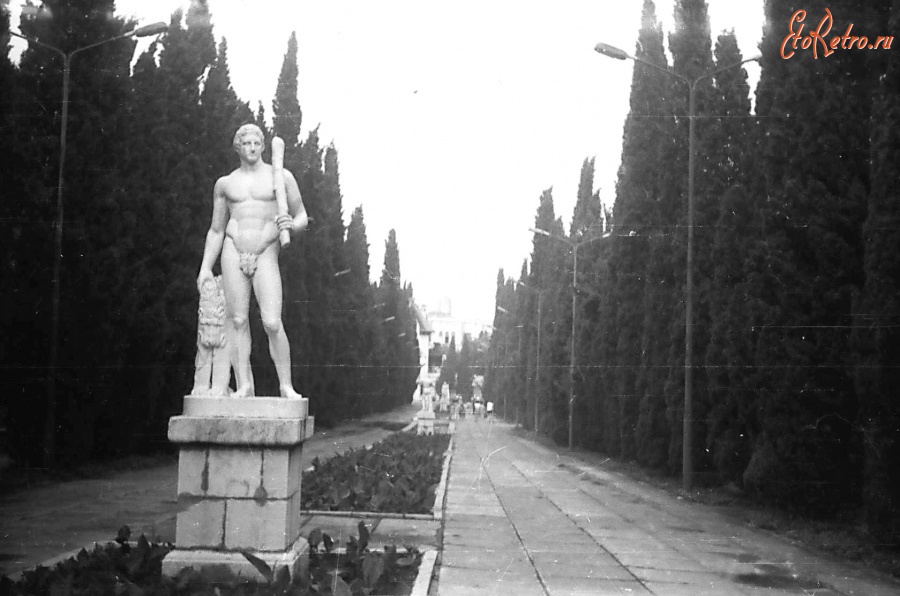 Симеиз - Кипарисовая аллея в Симеизе. Статуя Геракла.