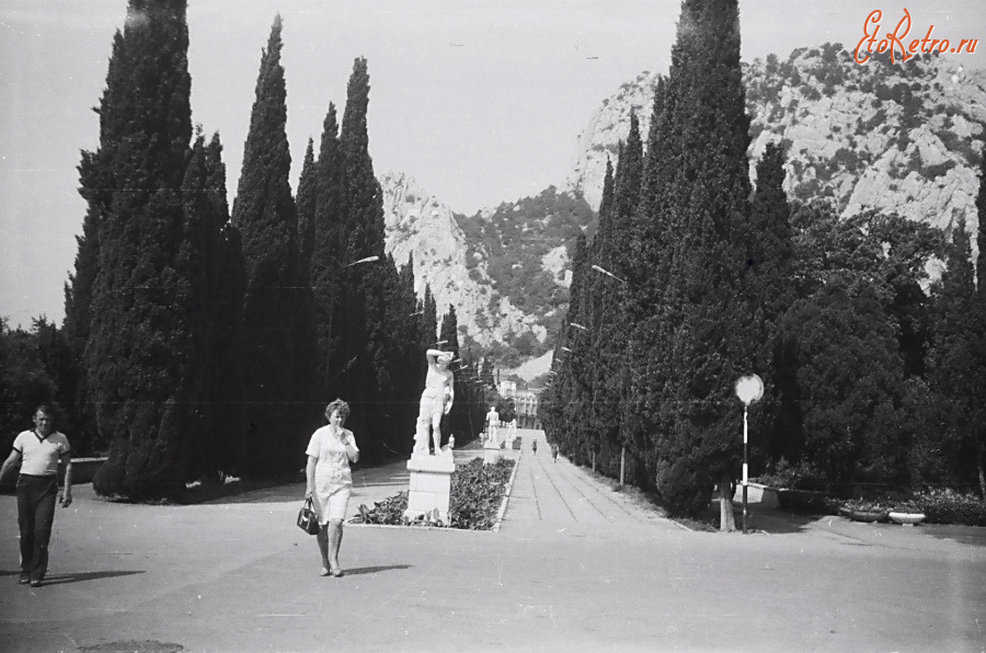 Симеиз - Кипарисовая аллея в Симеизе.