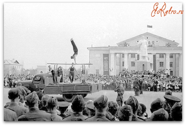 Знаменск - 1-е мая 1953 года.На брусьях