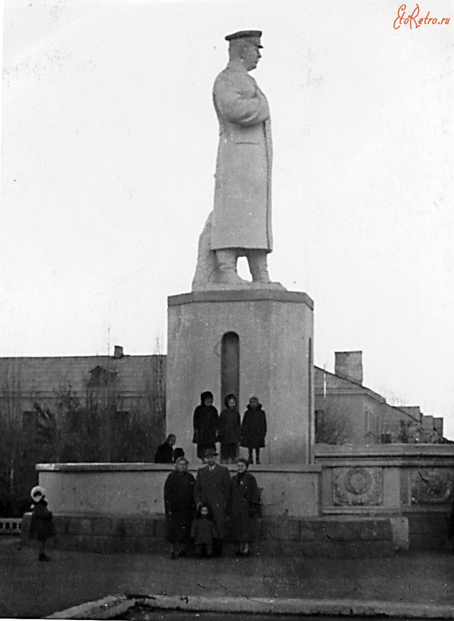 Знаменск - Капустин Яр. Памятник И. В. Сталину.