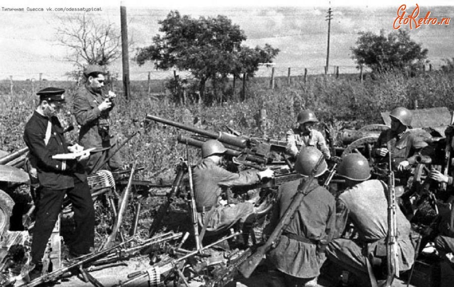 Одесса - Бойцы участвующие в обороне Одессы,у захваченного оружия противника.Лето 1941г.