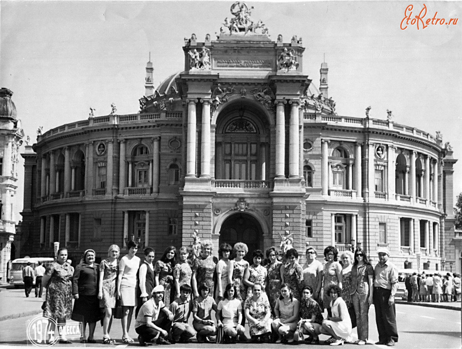Одесса - У театра оперы и балета.