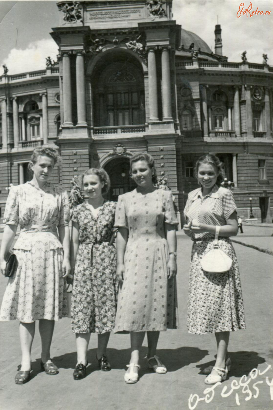 Одесса - У театра оперы и балета.