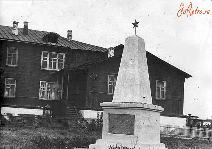 Республика Башкортостан - Село Зилаир. Обелиск у Дома культуры.