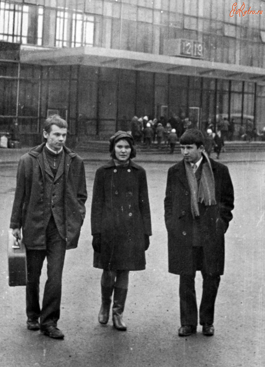 Уфа - У здания вокзала.