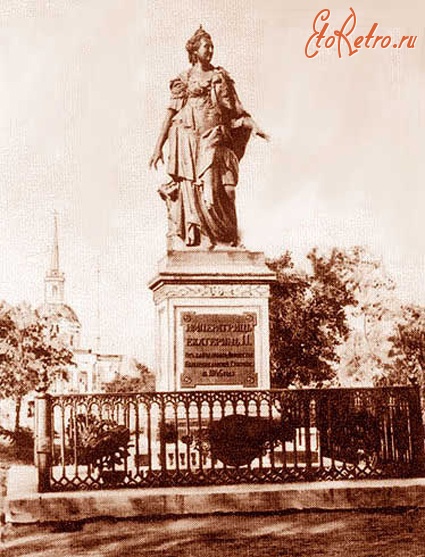 Днепропетровск - На Соборной площади Екатеринослава (ныне Днепропетровск) установлен памятник основательнице города императрице ЕКАТЕРИНЕ II.
