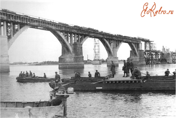 Днепропетровск - Итальянские военнослужащие из состава 2-го саперного полка на восстановлении моста через Днепр