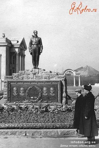 Донецк - Памятник стратонавтам в Сталино (Донецке).