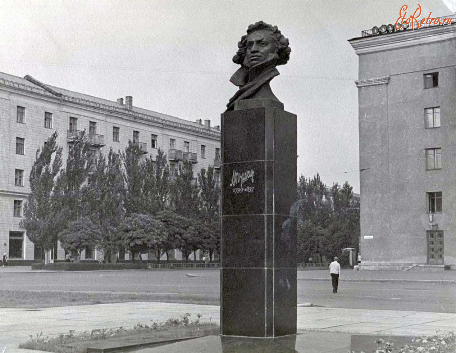 Донецк - Памятник А. С. Пушкину на одноимённом бульваре.