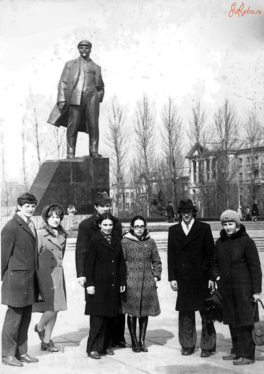 Донецк - У памятника В. И. Ленину.