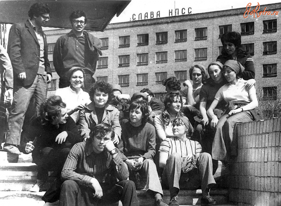 Донецк - Студенты у института горного дела им. M. M. Фёдорова.