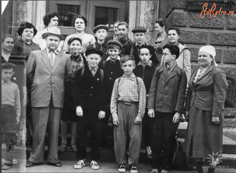 Донецк - На пороге старого здания школы №17.