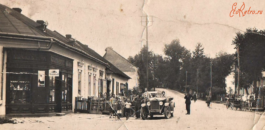 Перечин - с. Перечин. Закарпаття. Кібріолет на заправці.