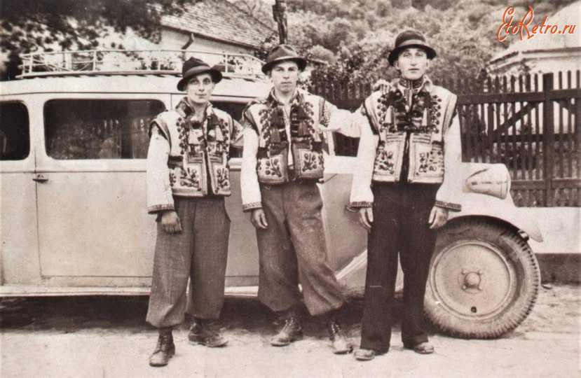Рахов - Рахів.  Гуцули з села Ясіня біля автомобіля.