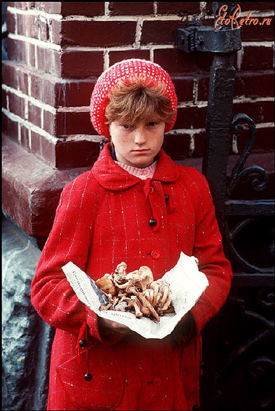 Львов - Львов. Девочка на рынке. 1988 год. (Bruno Barbey)