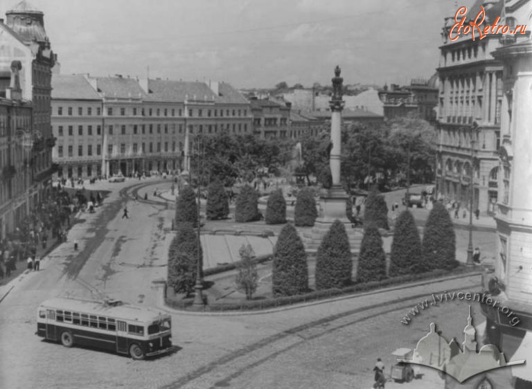 Львов - Львів.  Площа Міцкевича.