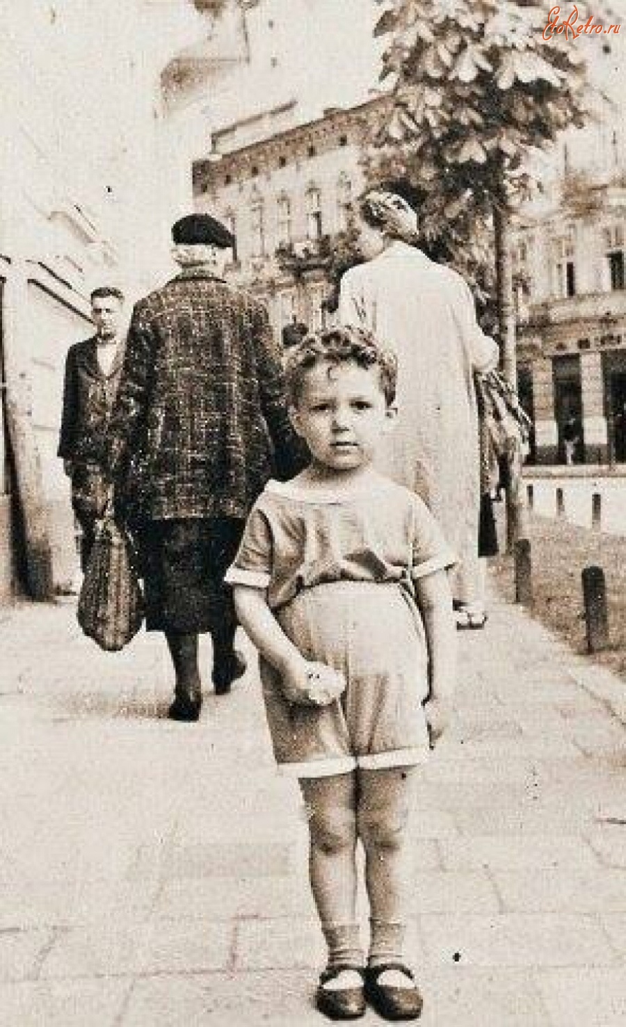 Львов - Малий Йося Кобзон у Львові на вулиці Шухевича.  1940 рік.