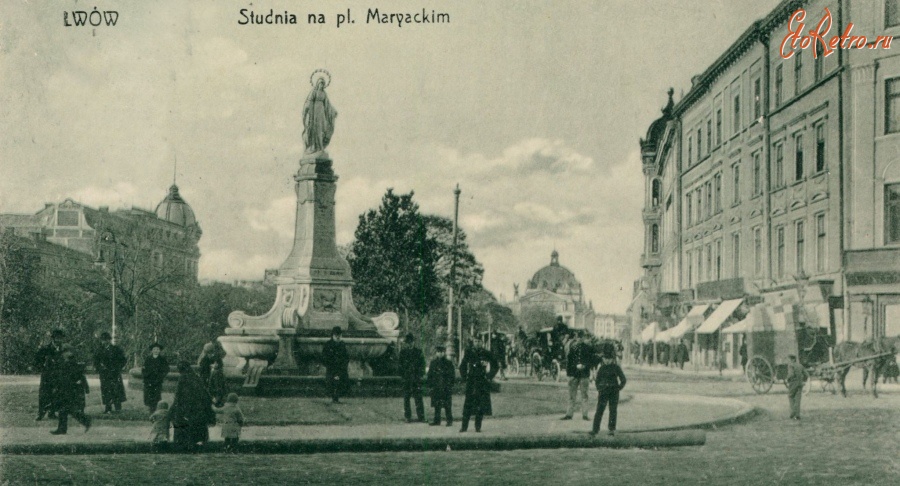 Львов - Львів.  Марійська площа. Скульптура Божої Матері.