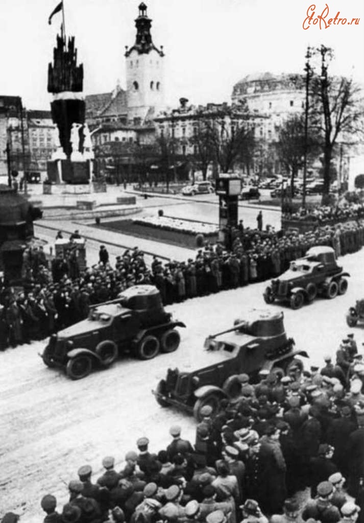 Львов - Львів.  Радянський парад на фоні монумента в 1939 р.