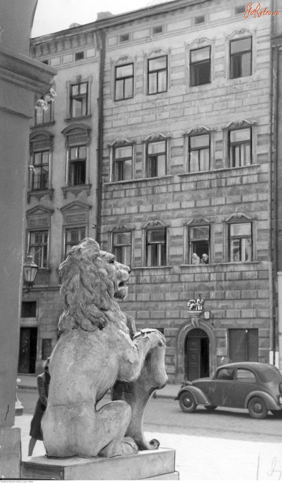 Львов - Львів.  Скульптура льва біля будівлі.