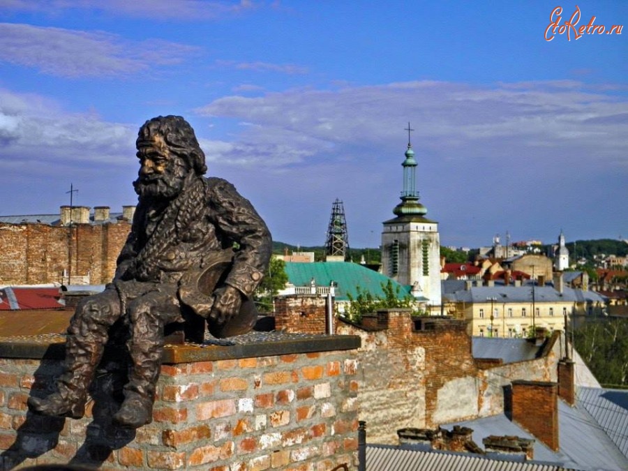 Львов - Львів.  Статуя  коменяра на даху будинка по вул.Староєврейської.