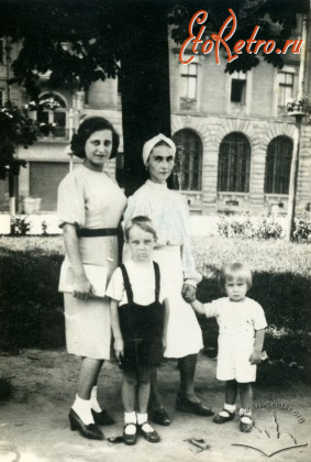 Львов - Львів.  Фото двох жінок з дітьми на пр.Леніна.